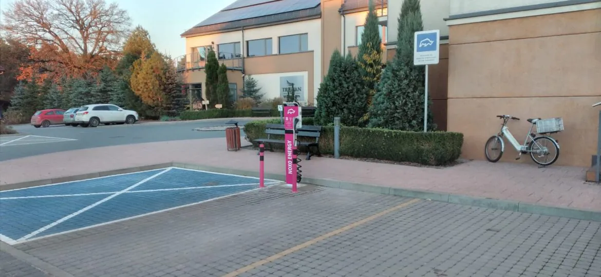 Stacja ładowania samochodów elektrycznych NOXO.ENERGY - Tristan Hotel&SPA - EVB Wallbox 1M na statywie